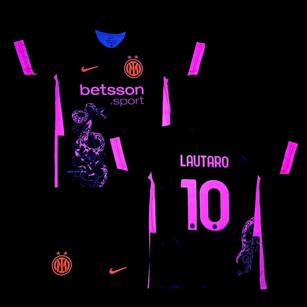 Dětská fluorescenční souprava Inter, Lautaro. Neonově růžová hadí edice